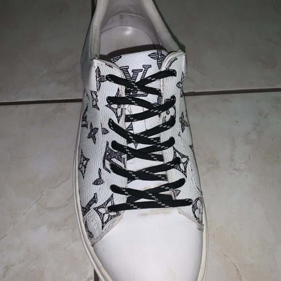 Louis Vuitton Sneakers - Picture 2 of 5